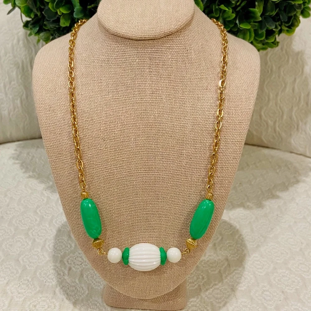 S8-BUNDLE ONLY-Vintage 1970's Signed Avon Green, White, & Gold Necklace - Picture 1 of 8